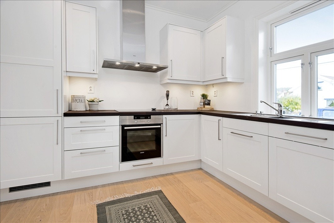 Sigdal kjøkkeninnredning med integrerte hvitevarer Galleribilde