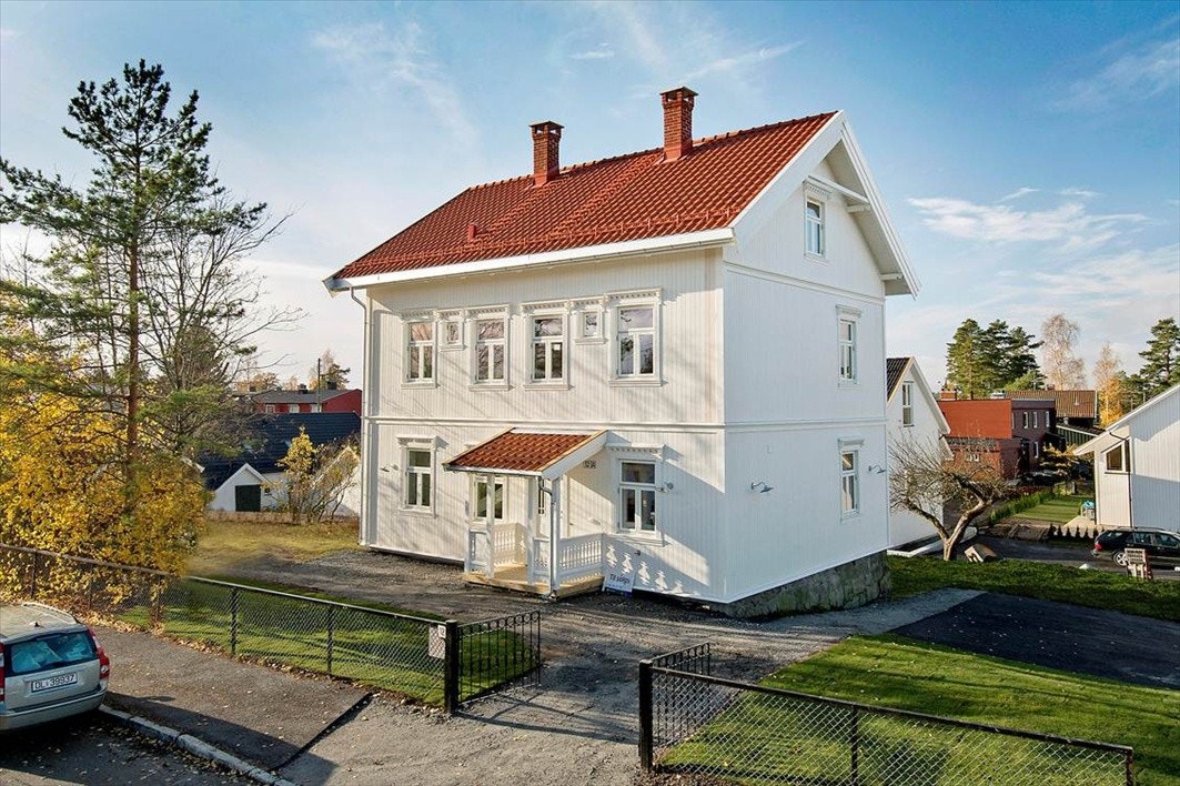 Fasade med hage/gressplen Galleribilde