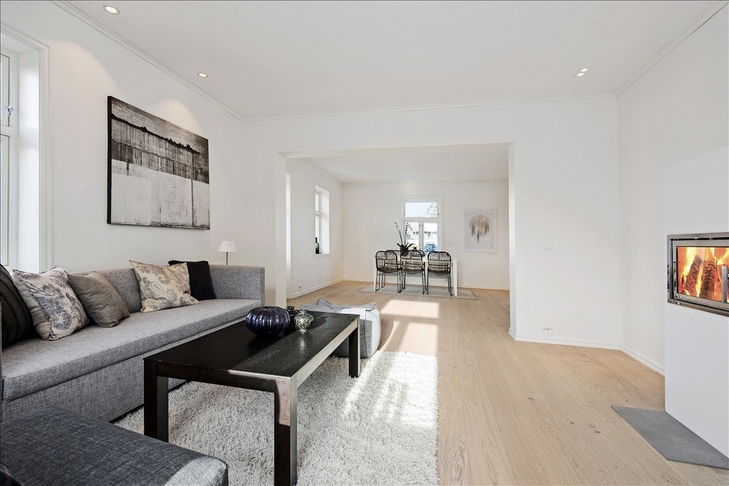 Gj. gående stue og speisestue m/utg. balkong/hage Galleribilde