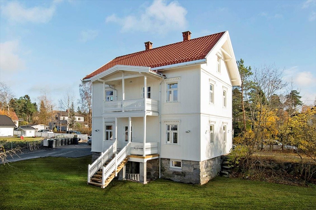 Fasaden med hage/gressplen Galleribilde