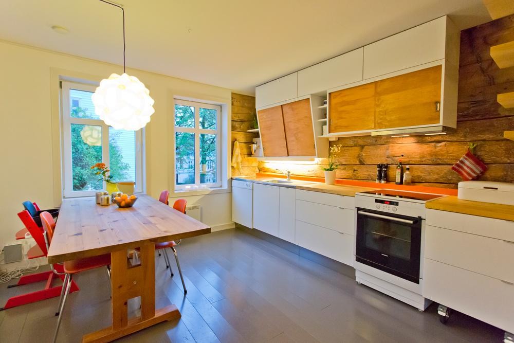 Kjøekken/allrom med mye nytt og litt gammel sjel Galleribilde