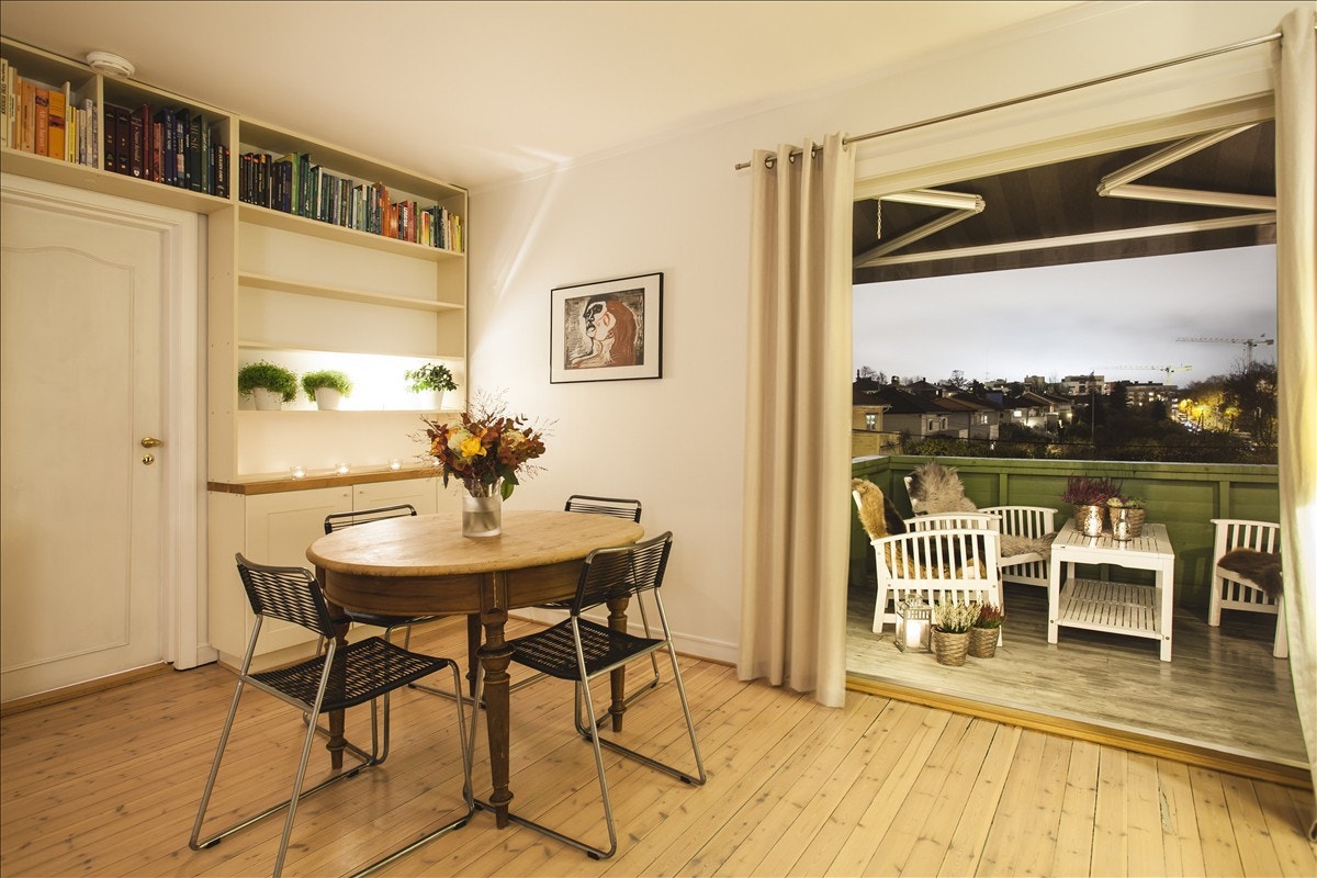 Fra stue mot den romslige verandaen kveld Galleribilde