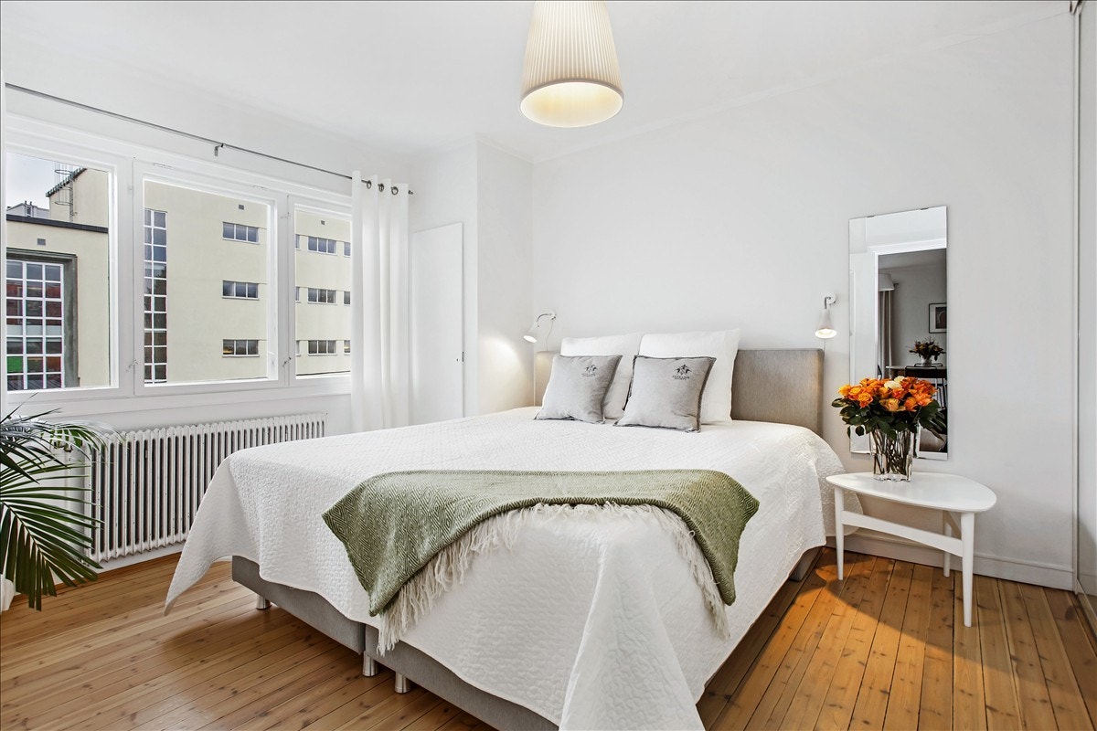 Lyst og pent soverom Galleribilde