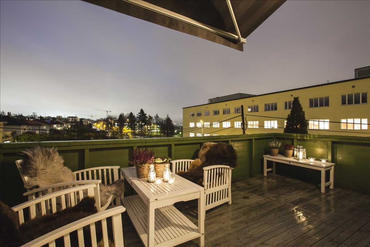 Kveldsbilde veranda. Galleribilde