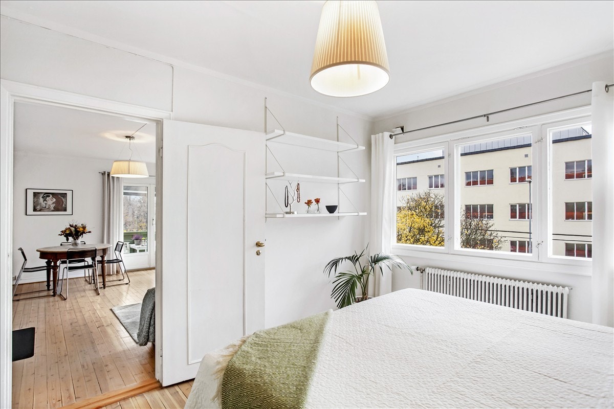 Romslig soverom med tregulv Galleribilde