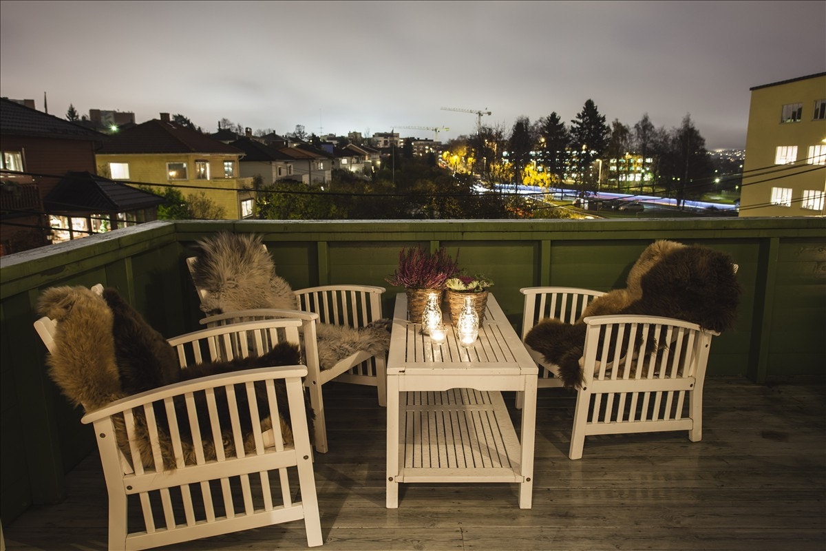 Kveldsbilde veranda. Fra verandaen er det flott utsyn mot villabebyggelsen på Sinsen/Løren Galleribilde