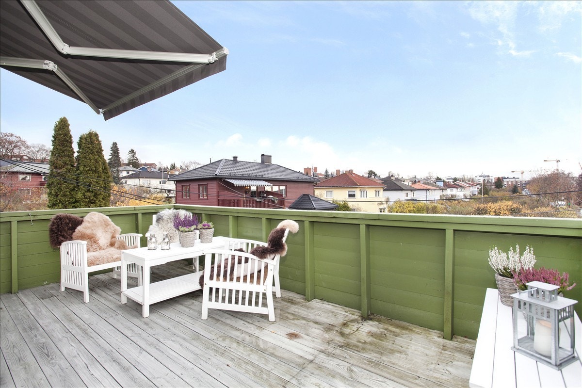 Romslig veranda med gode solforhold Galleribilde