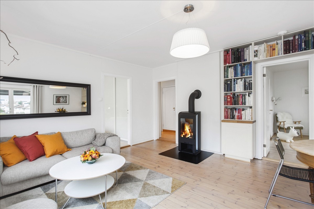 Lys og hyggelig stue med peisovn som varmer godt høst og vinter Galleribilde