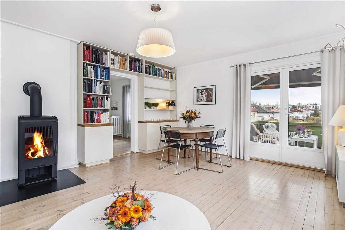 Stue med utgang til veranda og peis Galleribilde