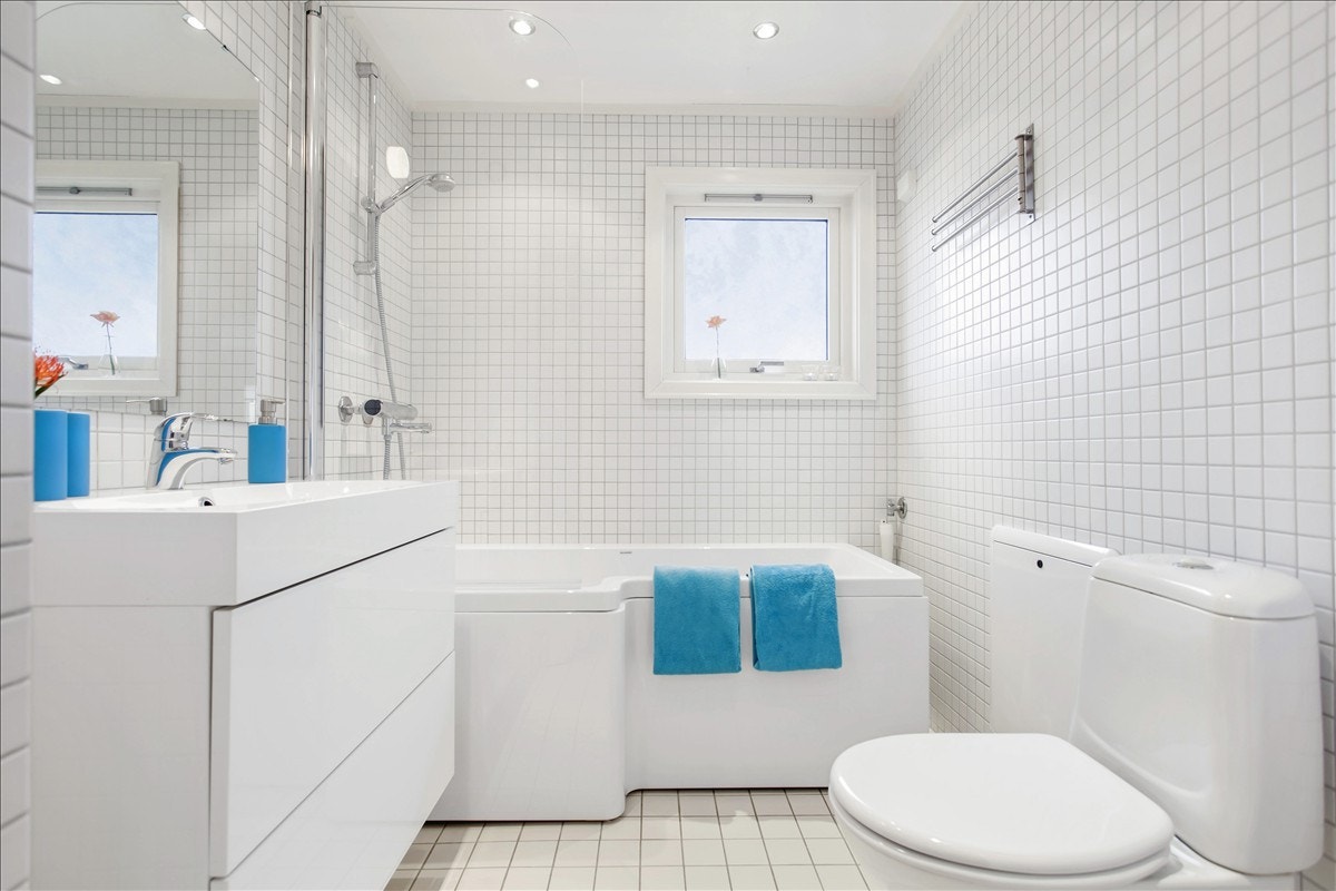 Pent flislagt bad med badekar Galleribilde