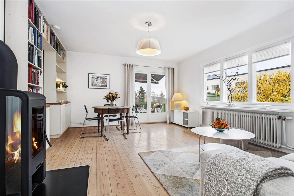 Lys og pen stue med utgang til solrik veranda Galleribilde