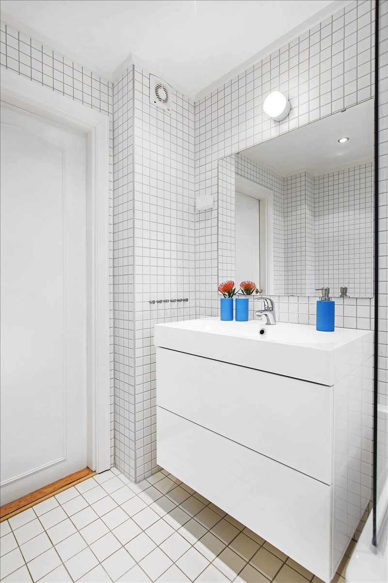 Pent flislagt bad Galleribilde