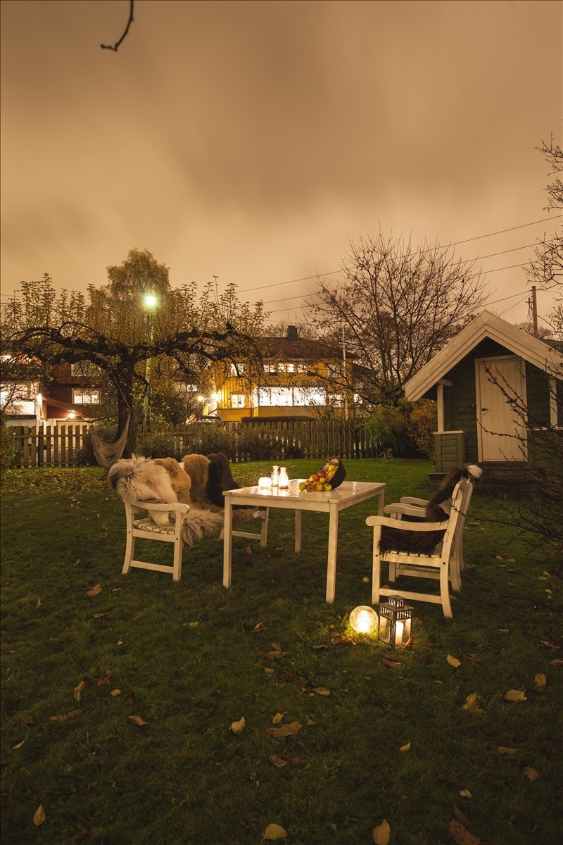 Stemningsbilde kveld fra hage. Tomten er meget pent opparbeidet Galleribilde