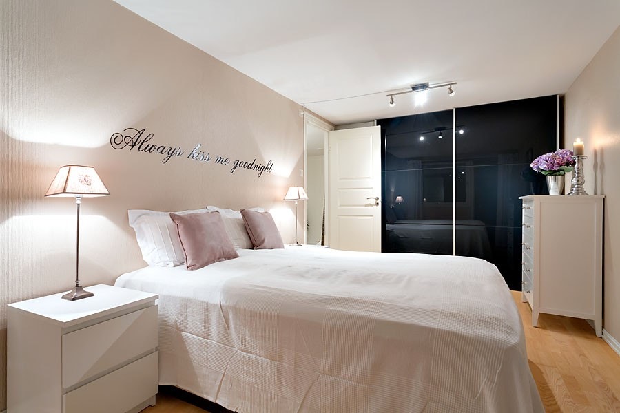 Soverom 1 med skyvedørsgarderobe Galleribilde