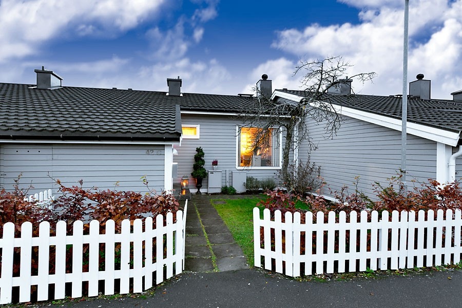 Lekkert rekkehus over 2 plan med attraktiv og barnevennlig beliggenhet på Høybråten Galleribilde