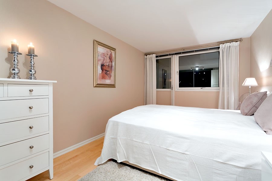 Soverom 1 med utgang til hagen Galleribilde