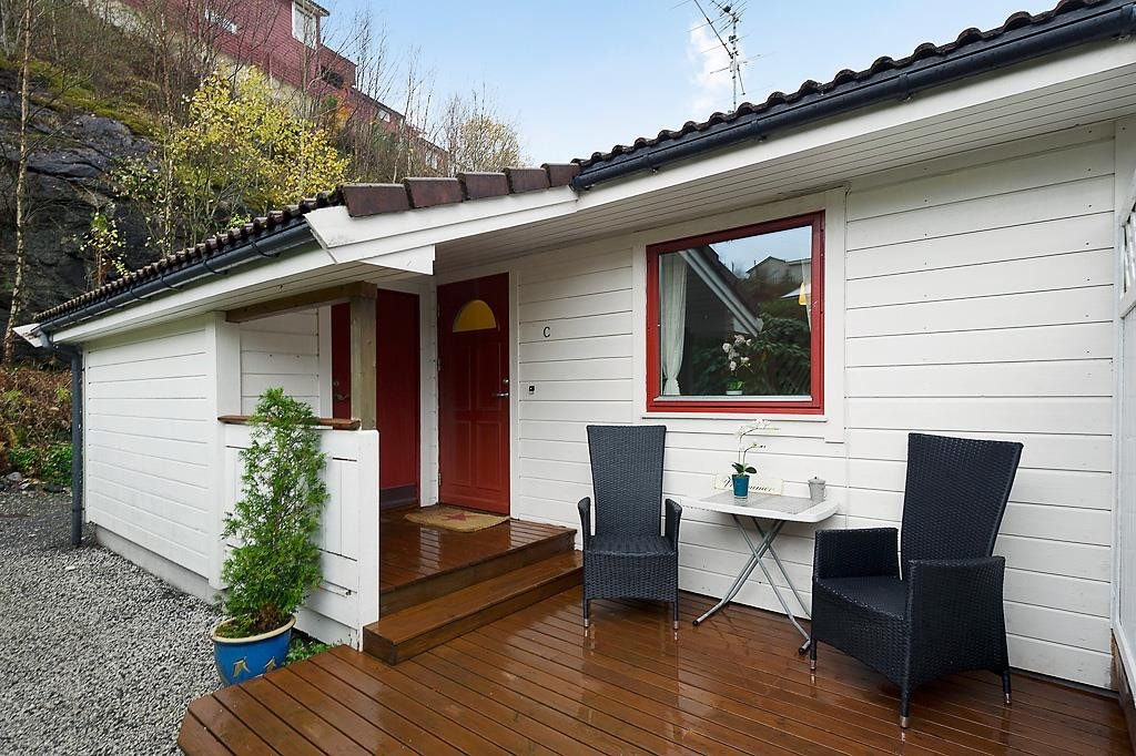 Inngangsparti med terrasse. Morgensol sommerstid. Galleribilde