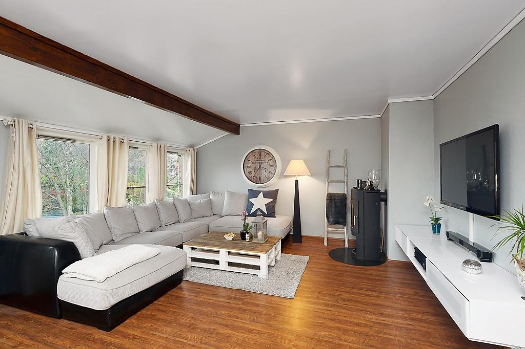 Stor romslig stue med vedfyring. Galleribilde