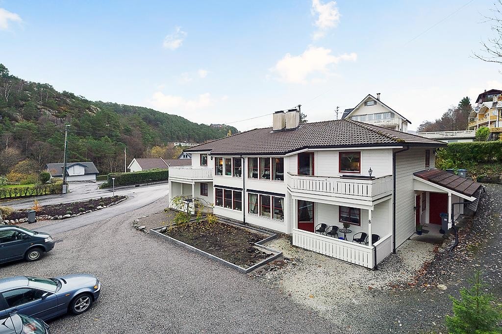 Nesten trappefri adkomst. Kun et par trinn. Galleribilde