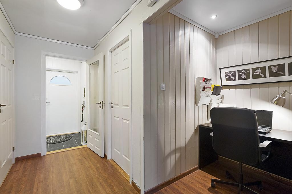 Entre med praktisk kontorkrok Galleribilde