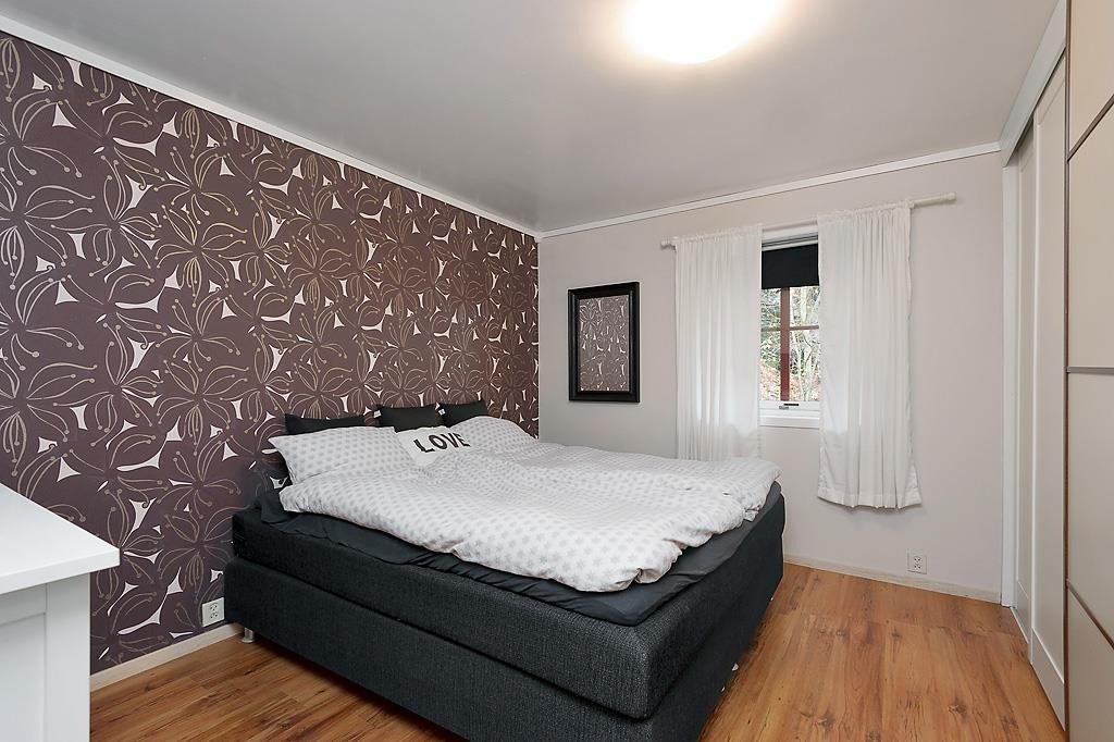 Soverom 1av 2. Stort med garderobeløsning. Galleribilde