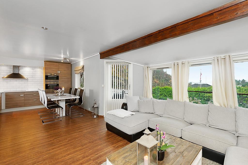 Stuen er lys og romslig. Galleribilde