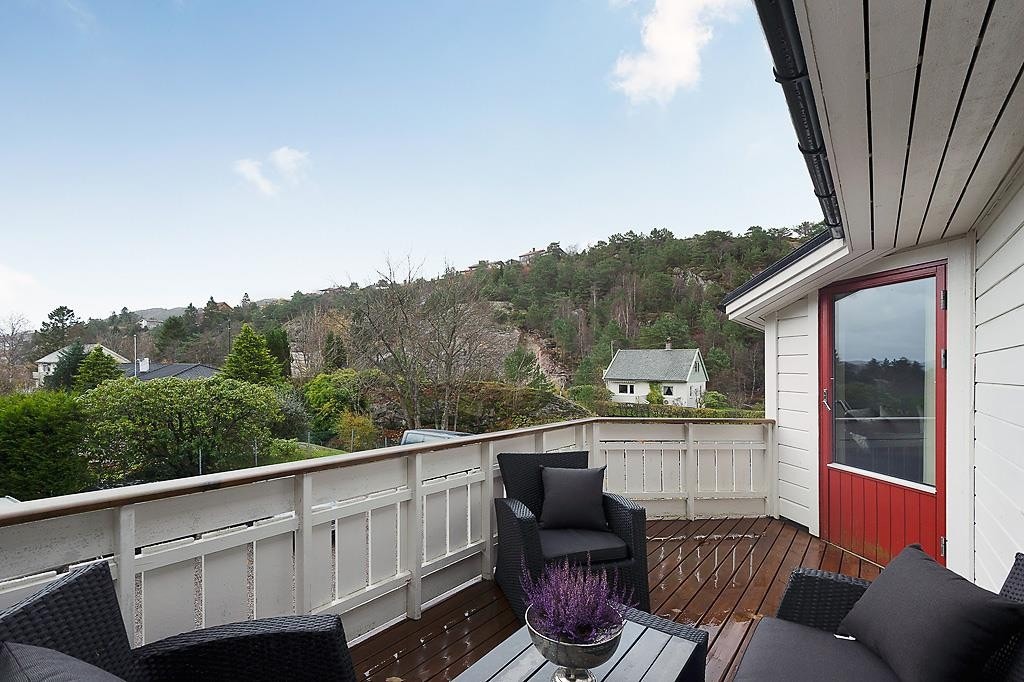 Terrasse med utsikt over nærområdet og mot sjøen. Galleribilde