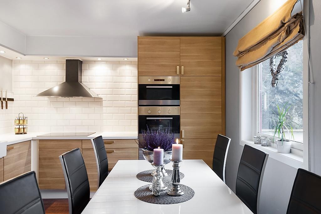 Spiseplass mot kjøkken. Galleribilde