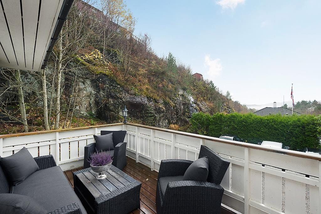 Solrik terrasse med noe sjøutsikt. Galleribilde