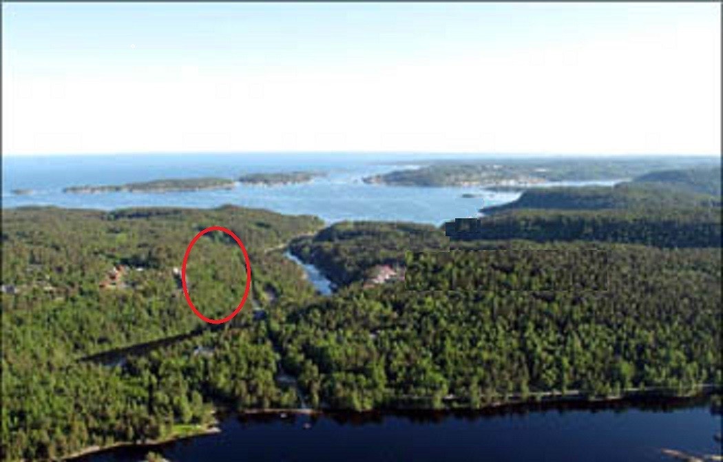 Deler av feltet innringet. Kilen (fjord med båthavn) strekker seg inn like nedenfor feltets høre side sett fra dette ståsted, men er litt vanskelig å se på dette bilde. Galleribilde