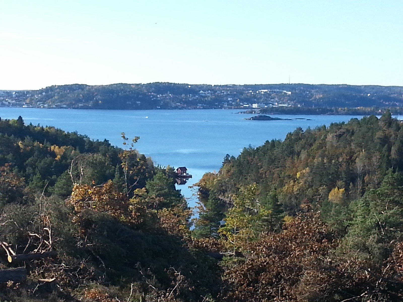Fra feltet og mot Risør sentrum. Innløp til kilen som strekker seg nedenfor feltet viser midt på i nedre del av bilde. Ferje og båtplasser finner man lenger inn i kilen (like nedenfor feltet). Galleribilde