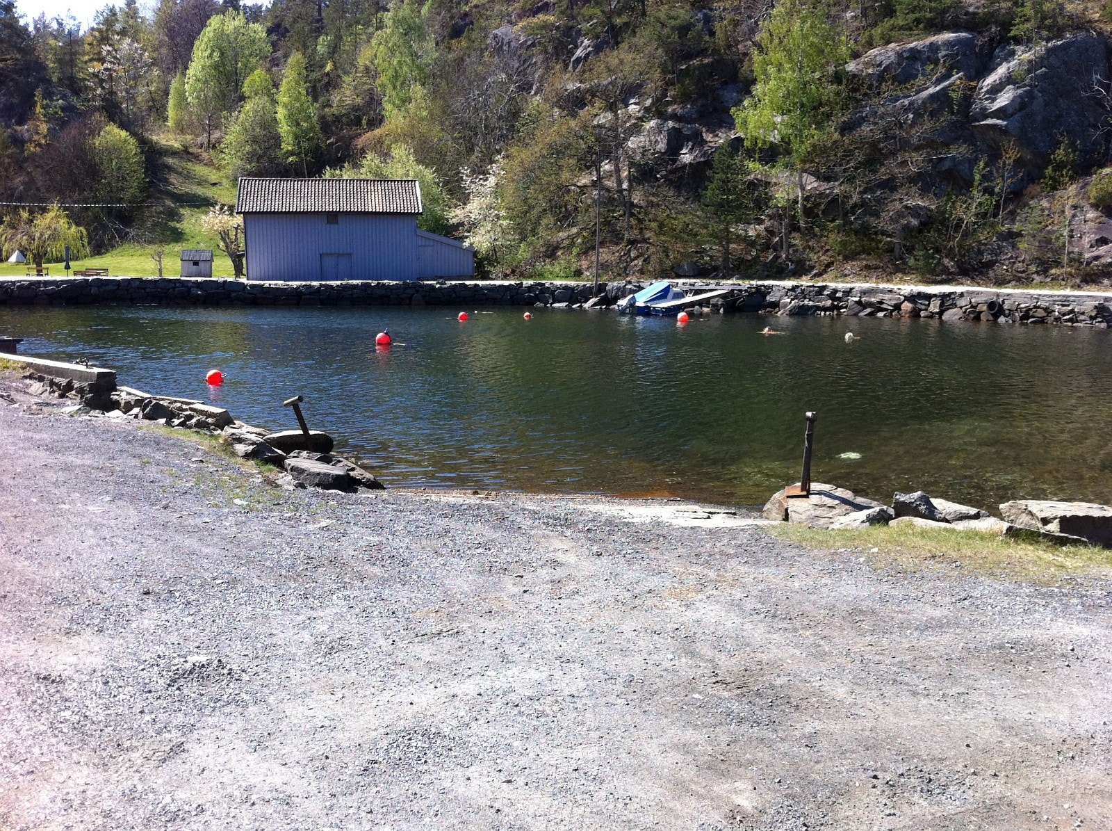 Rampe for utsetting av båt i kilen (sjø) like nedenfor feltet Galleribilde