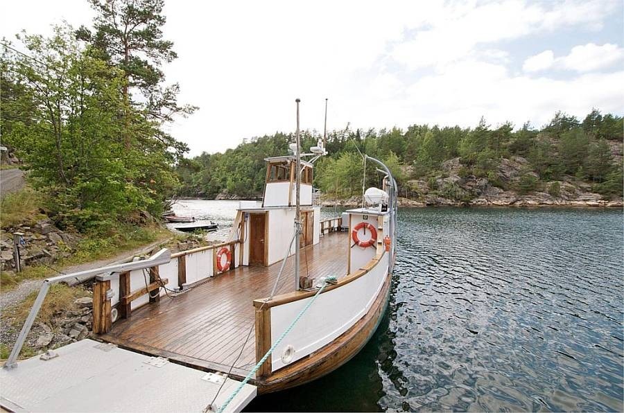 Ferje som går i trafikk mellom kilen like nedenfor feltet og Risør sentrum Galleribilde
