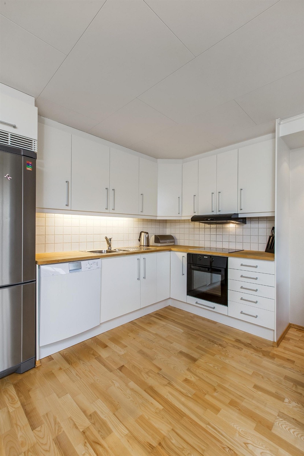 Pent tidsmessig kjøkken i åpen løsning. Galleribilde