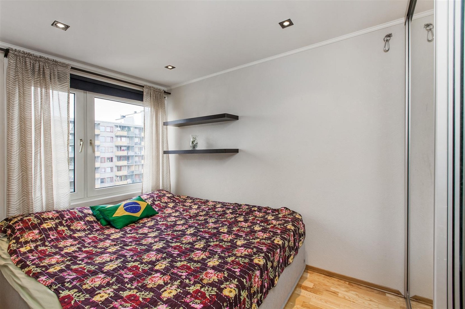 Leiligheten har i praksis to soverom ,men det ene rommet er ikke stort nok til å defineres som soverom etter byggeforskriftene. Galleribilde