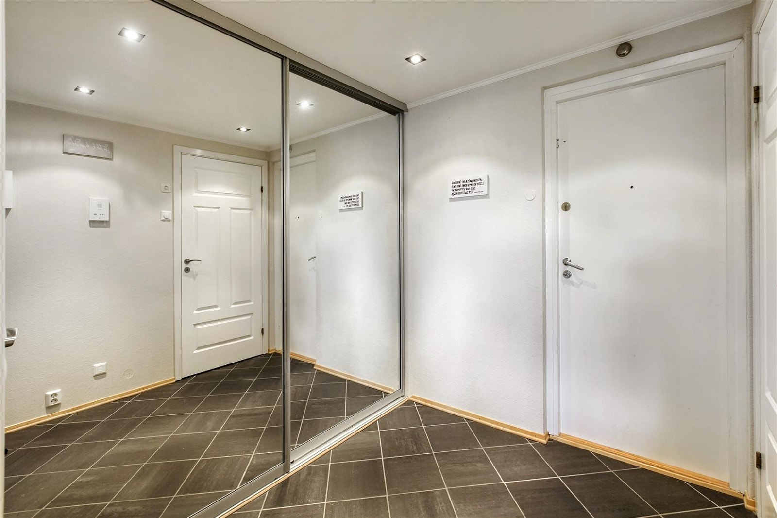 Entré/gang med stor skyvedørsgarderobe. Galleribilde