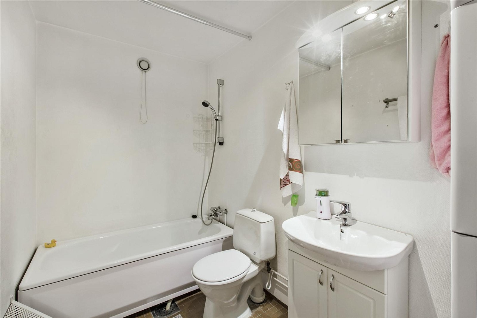 Romslig eldre, men velholdt, bad/wc. God plass til vaskemaskin og tørketrommel. Galleribilde