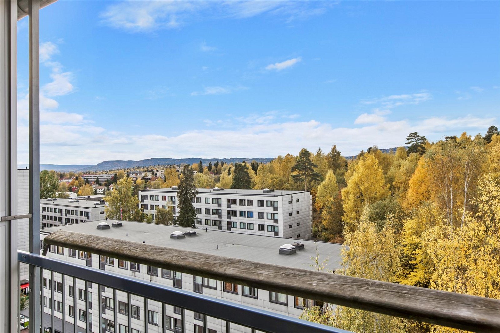 Leiligheten ligger høyt og fritt i 8. etasje med flott utsikt. Galleribilde