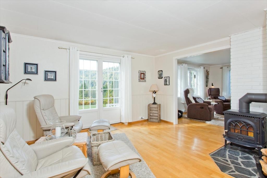 Sittegruppe rett ut fra kjøkkenet. Vedovn og dobbel dør ut til hage. Passer til spisestue. Galleribilde