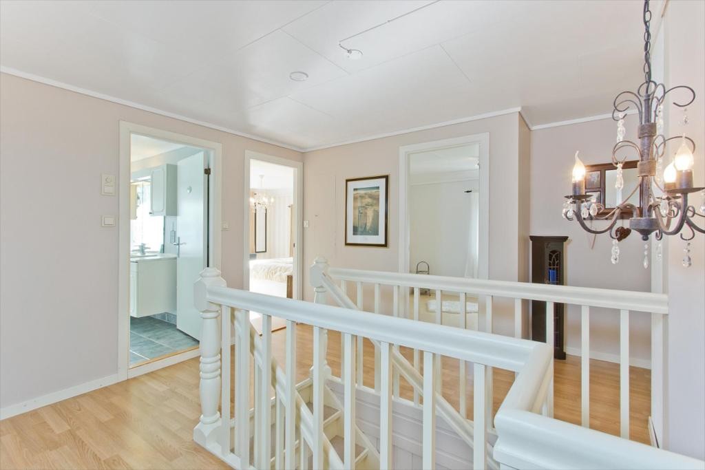 Gang 2.etg. med dører inn til bad og soverom. Oppusset i 2009. Galleribilde