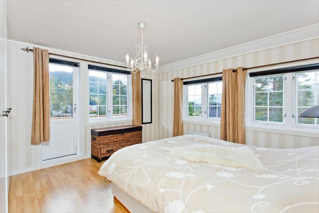 Soverom oppusset i 2009. Utgang til luftebalkong med tørkesnor. Godt med skap. Galleribilde