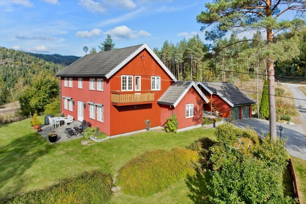 Frittliggende eneboilg med stor tomt Galleribilde