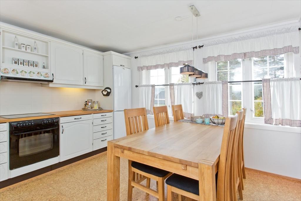 Integrert komfyr. Kjøleskap medfølger. Oppvaskmaskin medfølger ikke. Galleribilde