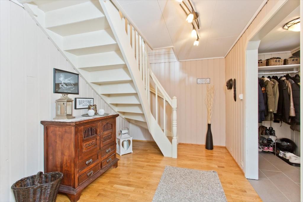 Gang 1.etg. med trapp opp til 2 etg. Nye fliser i vindfang(2013). Galleribilde