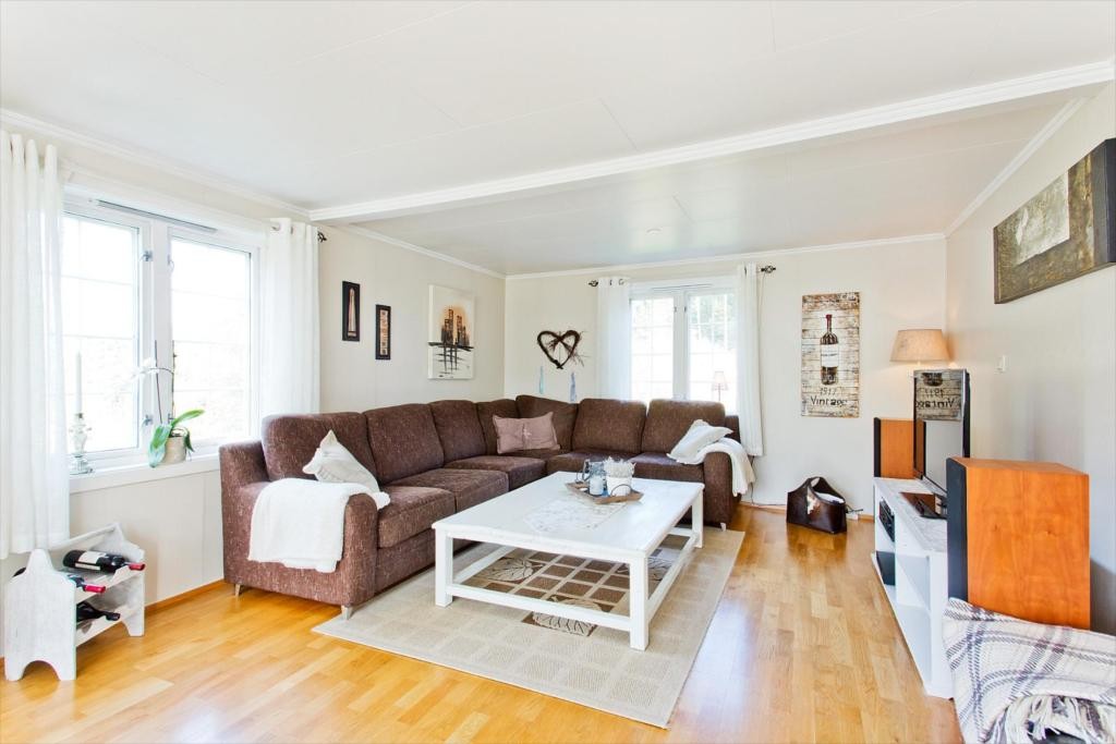 Lys og trivelig stue med parkettgulv. Galleribilde