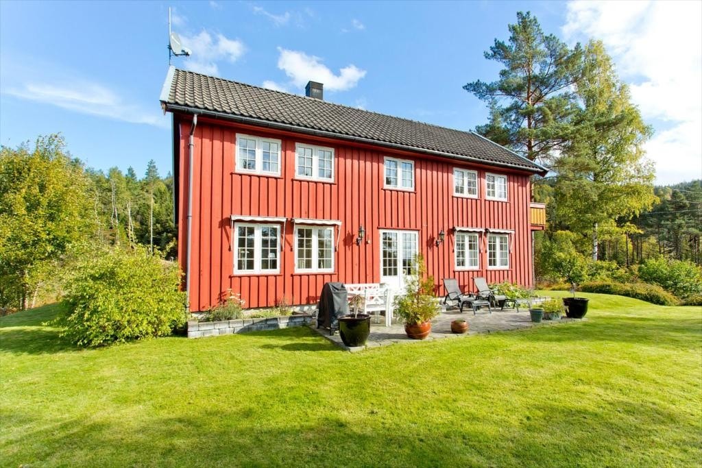 Fasade fra hage og uteplass. Galleribilde