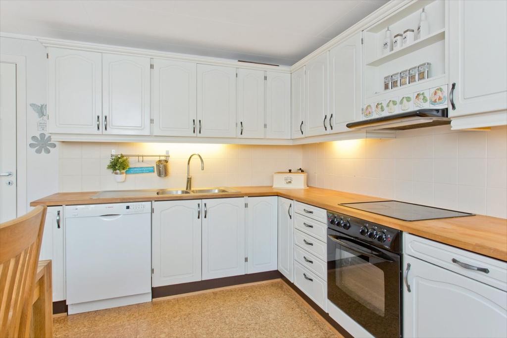 Godt med skuffer og skap. Malte fliser over benk. Galleribilde