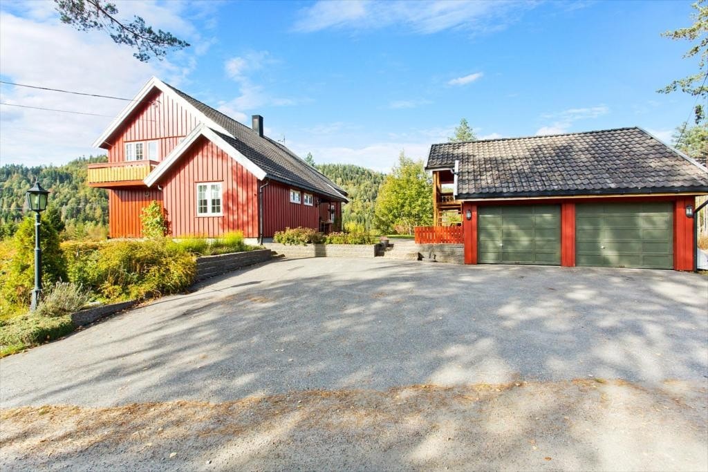 Fasade fra innkjørsel. Dobbel garasje. Galleribilde