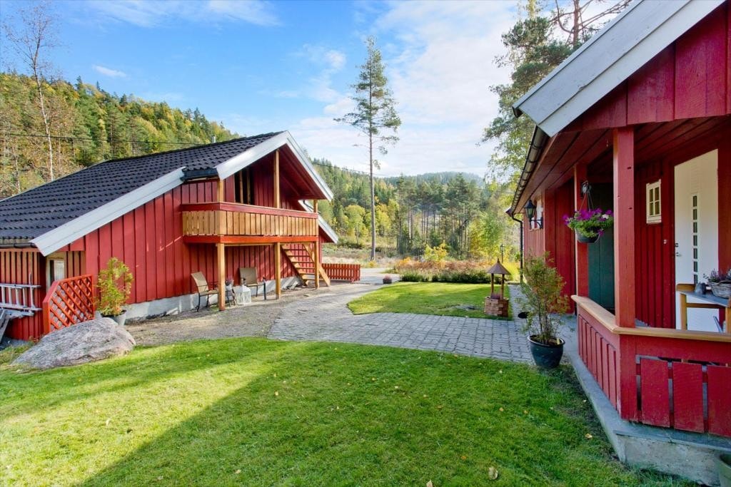 Inngangsparti. Garasje med hems og verksted til venstre i bildet. Galleribilde