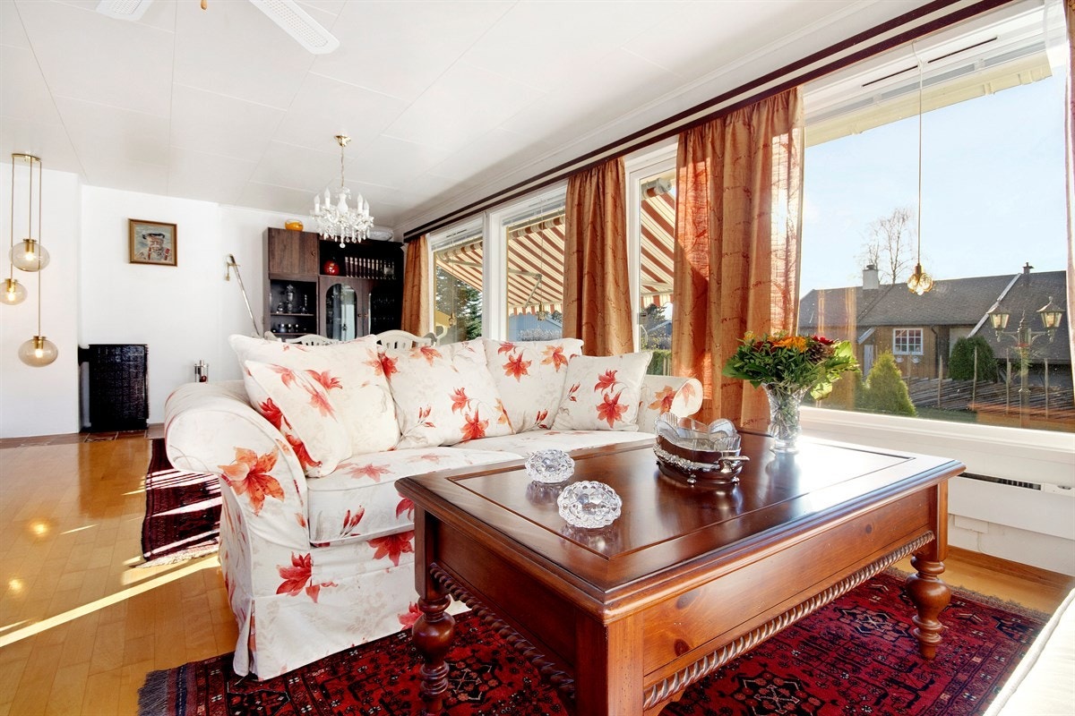 Utgang til flott uteplass fra stue Galleribilde